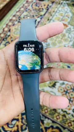 apple watch series 4 40mm condition 9/10 lines only on protector