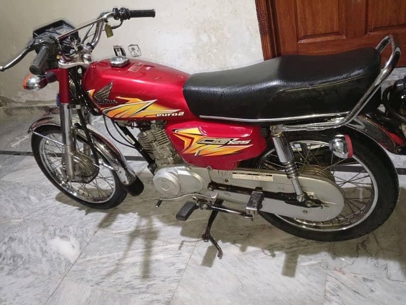 Honda 125 red colour urgent sale Maine kuch dn ply lia pasy zrort hn 1