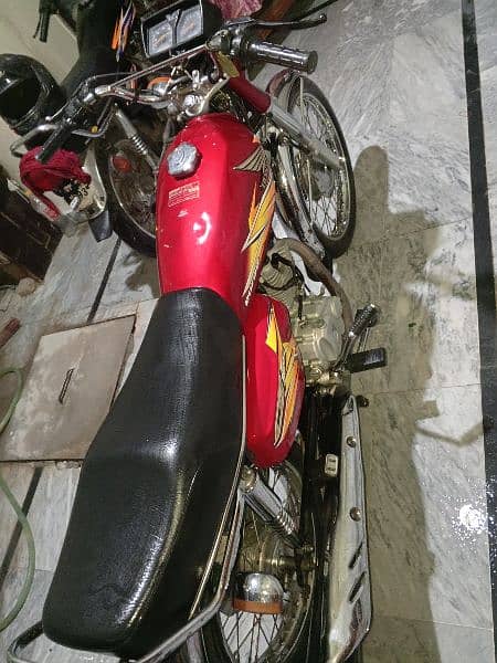 Honda 125 red colour urgent sale Maine kuch dn ply lia pasy zrort hn 3