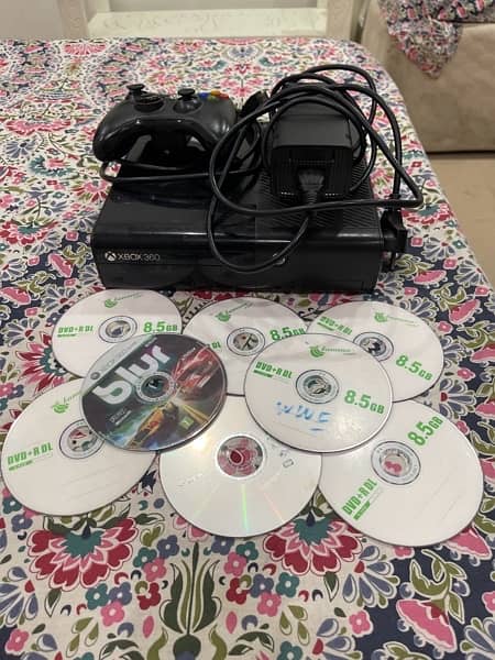 Xbox 360 live with all accessories and with 8 games only in 25000 8