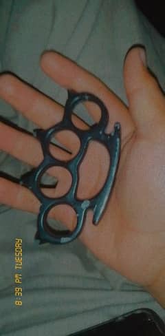 clip, punch, knuckle duster.