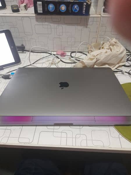 Macbook pro 2017 15 inch  i7 16/256 2GB Dedicated 4