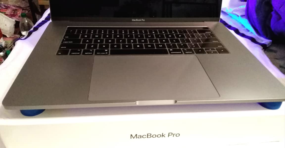 Macbook Pro 15 inch 2018 16gb/512gb Touch Bar Touch ID Model A1990 Box 1