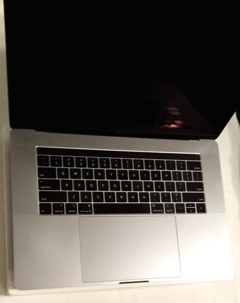 Macbook Pro 15 inch 2018 16gb/512gb Touch Bar Touch ID Model A1990 Box 3