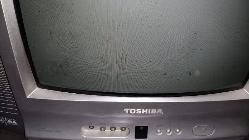 Toshiba made in Japan television with TV trolly. 2