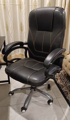 Low Price Gaming Chair and Table Available at Discount