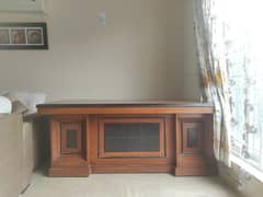 (Price negotiable) Large Modern table with elegant and sleek design