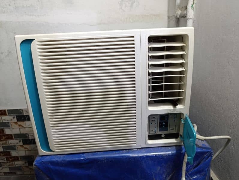 Gree 0.75 Ton Window AC, 9000 BTU/H, Slightly Used, Good Condition 1