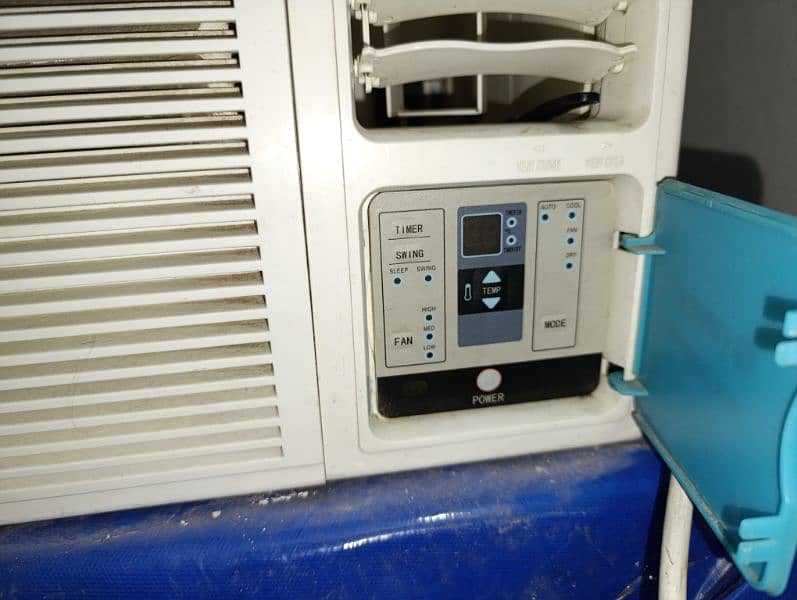 Gree 0.75 Ton Window AC, 9000 BTU/H, Slightly Used, Good Condition 2