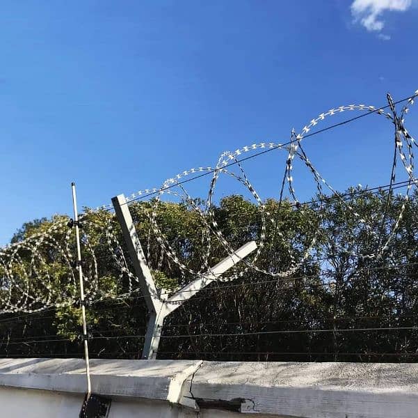 Razor wire Barbed wire Mesh Security jali / pipe Chain link Fence 7