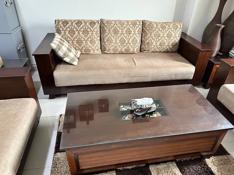 7 Seater sofa set in new condition for sale in Bahria Enclave 1