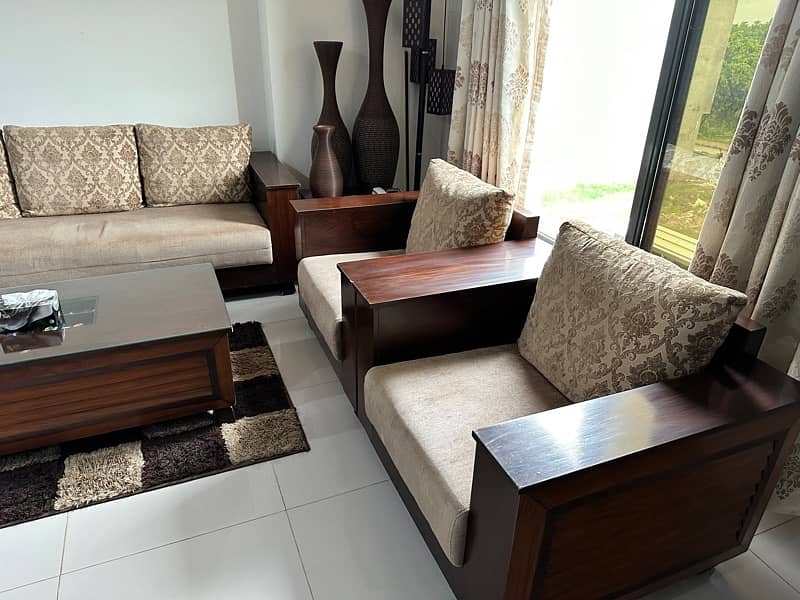 7 Seater sofa set in new condition for sale in Bahria Enclave 2