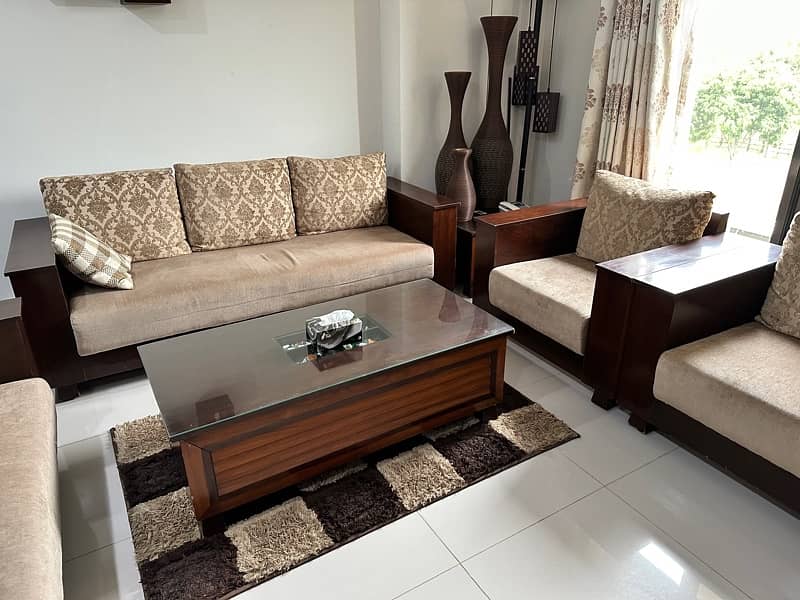 7 Seater sofa set in new condition for sale in Bahria Enclave 7