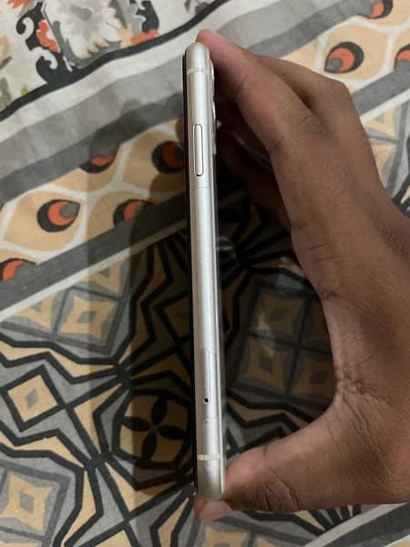 IPhone 11 non PTA 4