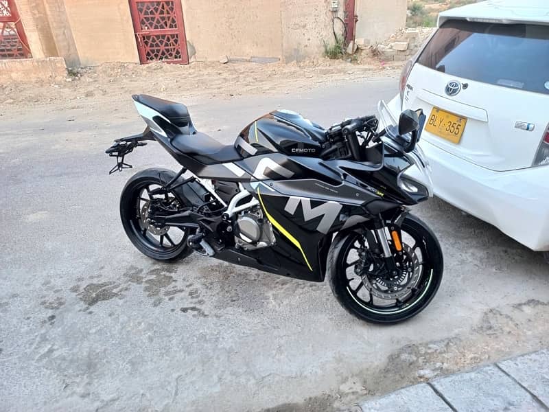 CFMOTO 300SR (Black Nebula) 5