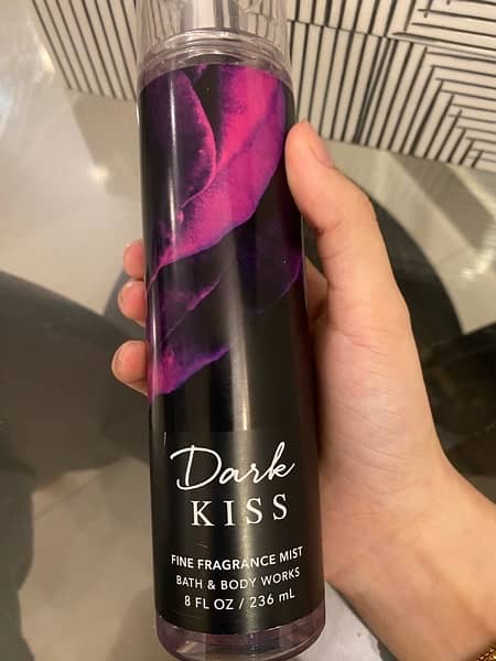 bath and body works body spray “dark kiss” 8oz/236ml 2