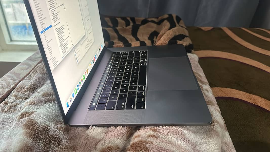 apple mac book pro core i9  like new 1