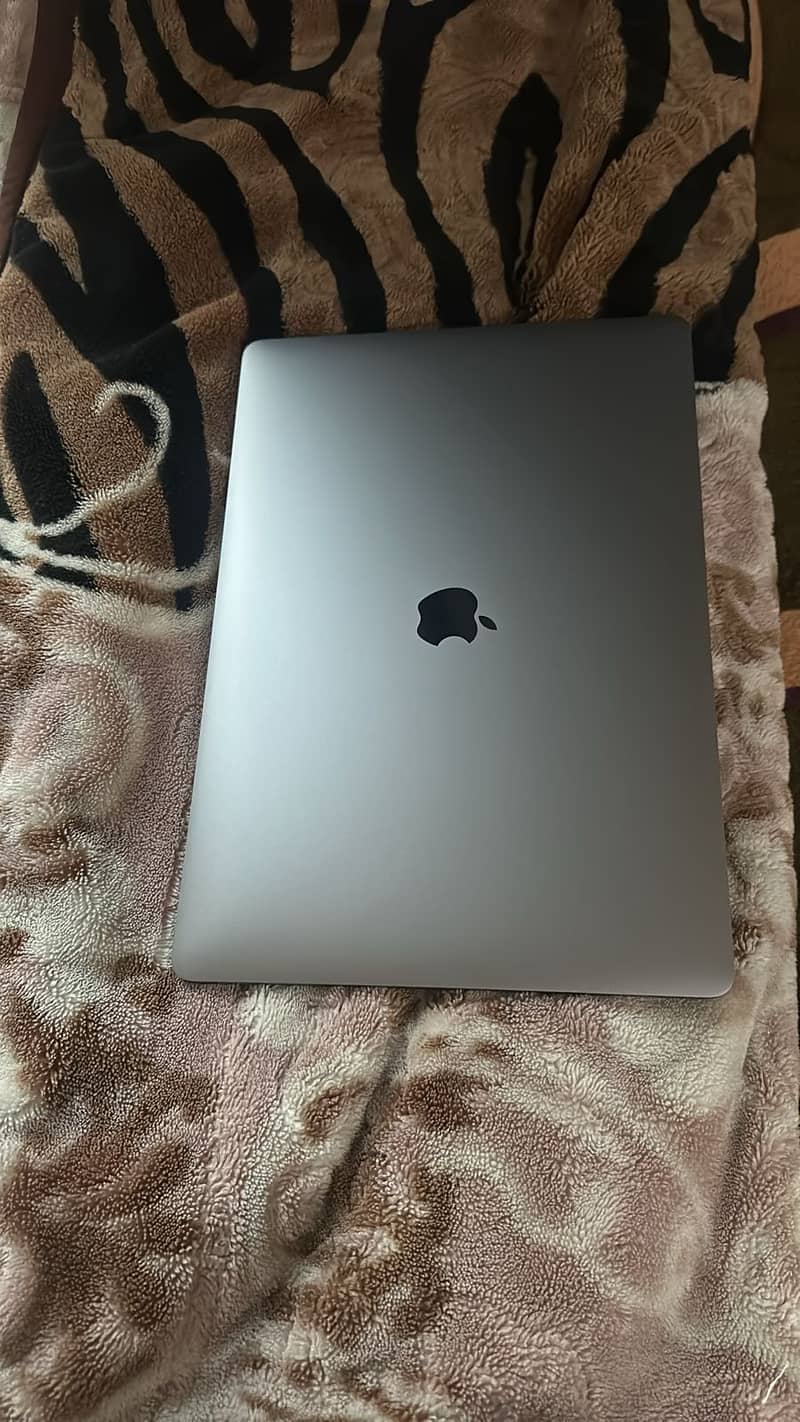 apple mac book pro core i9  like new 2