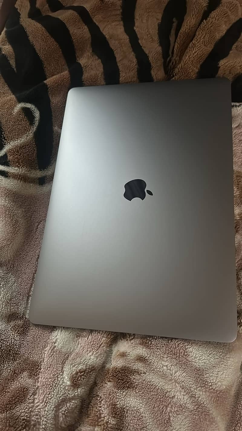 apple mac book pro core i9  like new 3