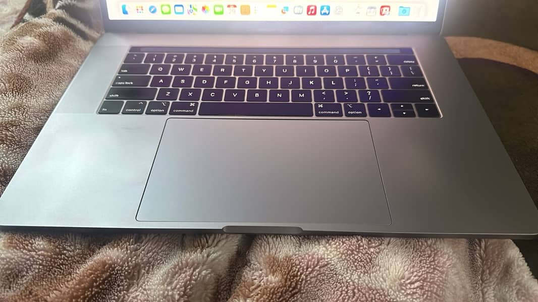 apple mac book pro core i9  like new 4