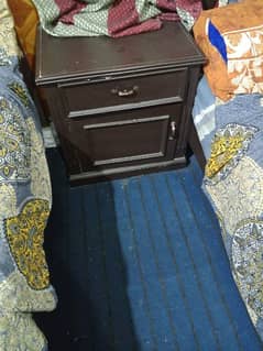 bed wid side table