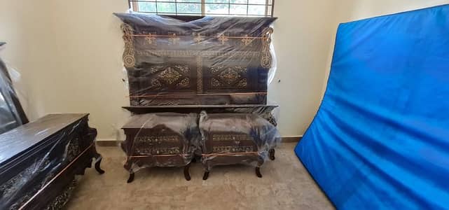 Shesham bed set,dressing table,looking glass. .