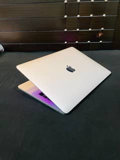 MacBook Pro C/i7 Model 2017 Ram 16GB/SSD 256GB Mint Condition ]