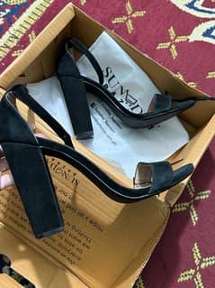 Black block high heals in cheap price 10 size 0