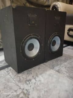 Speakers with amplifier