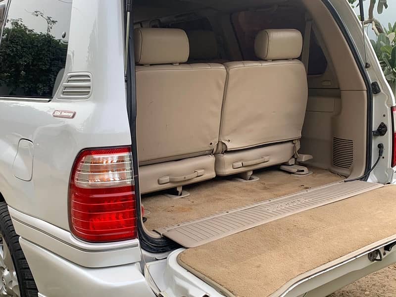 Toyota Land Cruiser Cygnus 6