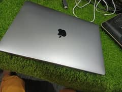 Macbook pro 13 : Macbook pro 15,2 
Core i7 2.7 GHz 
16 GB
Model: 2018