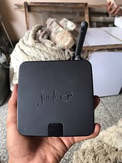 jadoo5 device tv ki hy remot nhi ak led or charger hy bilkol ok hy