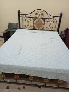 Double size bed for sale