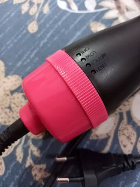 ONE STEP HAIR DRYER AND STYLER 1