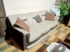 sofa set bilkul new jaisa hai. bohat kam use howa hai