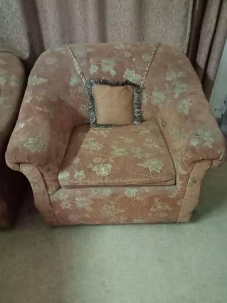 5 seater sofa set available in 10/10 condition 1