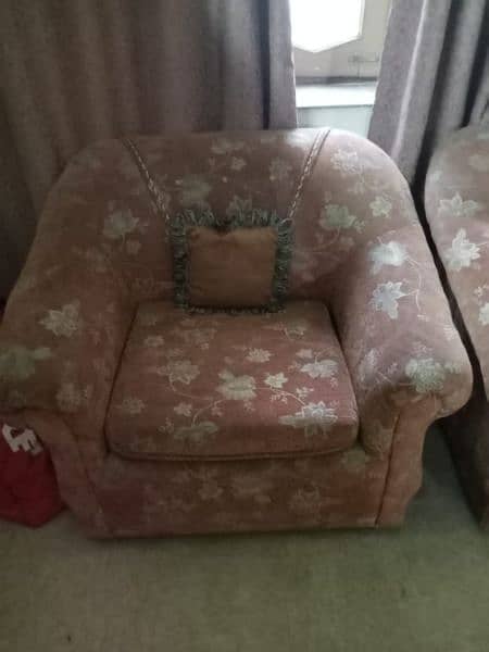 5 seater sofa set available in 10/10 condition 2