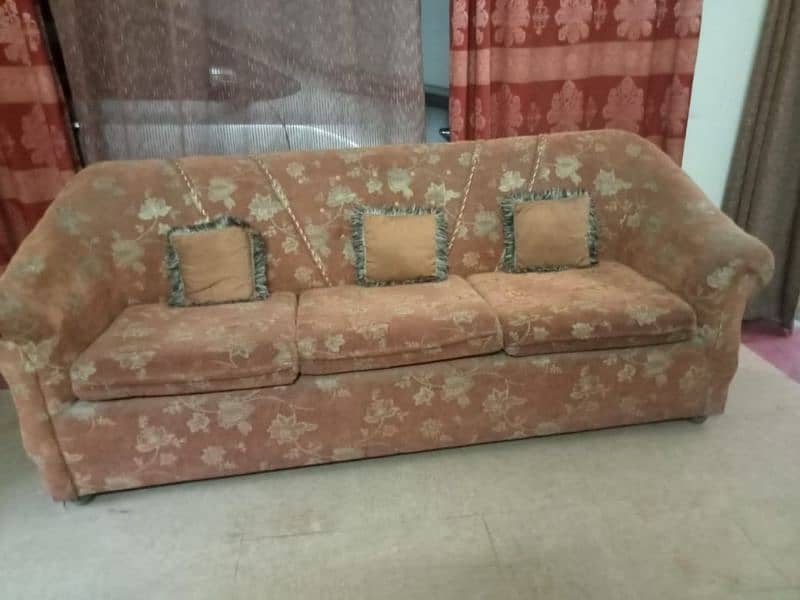 5 seater sofa set available in 10/10 condition 3