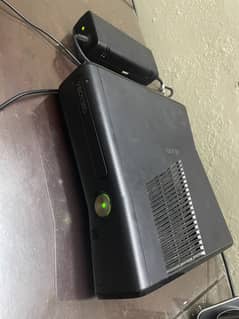 Xbox 360 500gb with 2 controllers and more than 400 games