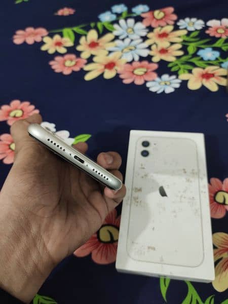 iPhone 11 64gb with box factory unlock 2