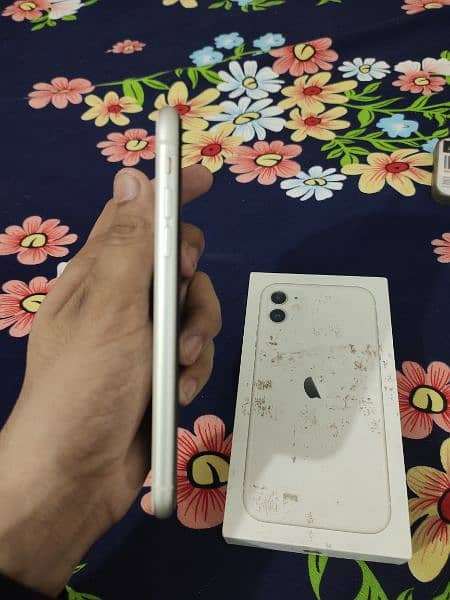 iPhone 11 64gb with box factory unlock 3