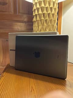 Apple iPad 9th Generation 10/10 with box and accesories