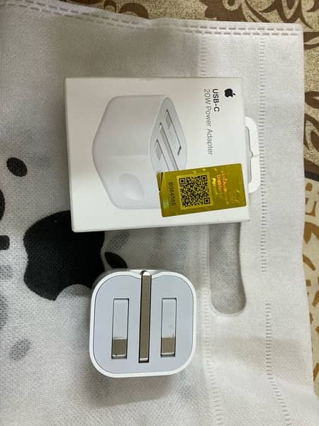 Apple 20 watt Fast Charger Usb C to Lightning 2