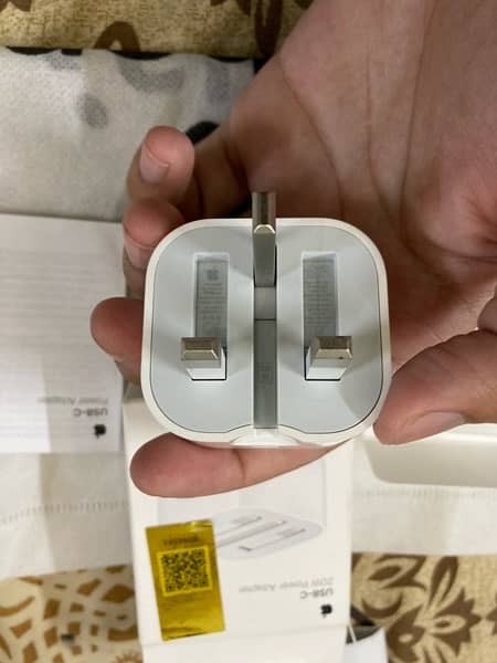 Apple 20 watt Fast Charger Usb C to Lightning 4