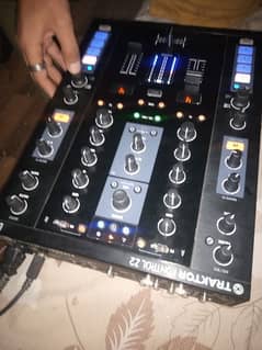 Traktor Kontrol Z2 DJ Controller mixer