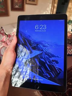 Apple Ipad 7 32 GB 10/10 condition with full box and accessories