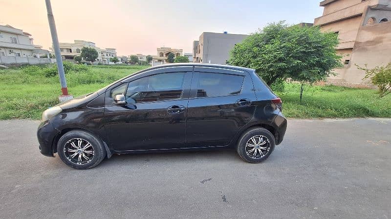 Toyota Vitz 2011/2015 1