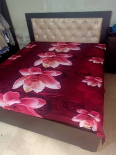 bed king size 6.5x 6 feets without mattress