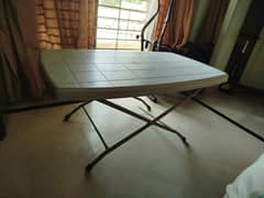 FOLDING TABLE