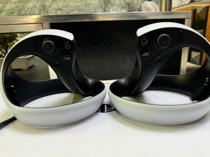 PSVR2 With dual Sense Controllers 4